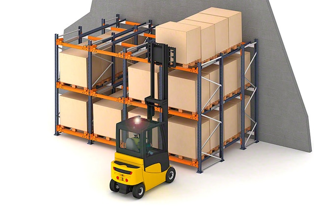 Le palettier push-back est un système compact de stockage par accumulation Le palettier push-back est un système compact de stockage par accumulation