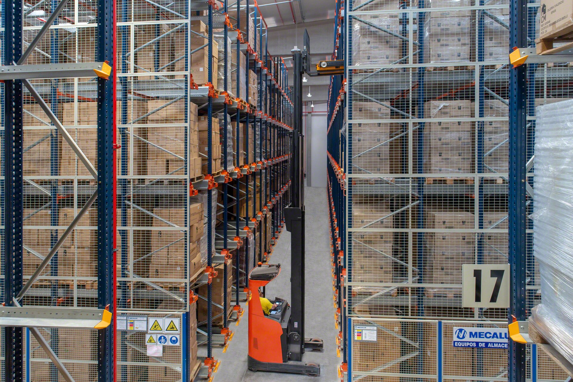Dans les rayonnages par accumulation, les grillages de sécurité sont un élément de sécurité recommandé afin d'éviter la chute de marchandise