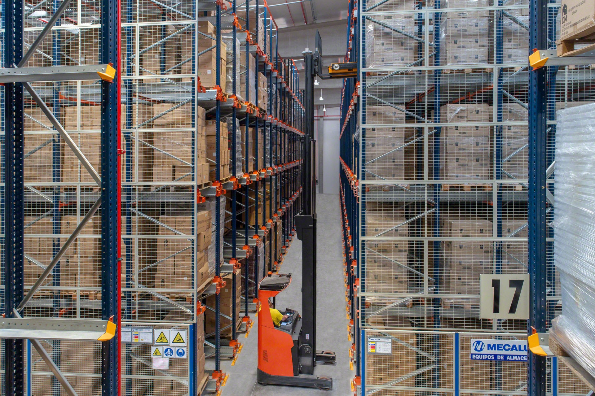Dans les rayonnages par accumulation, les grillages de sécurité sont un élément de sécurité recommandé afin d'éviter la chute de marchandise
