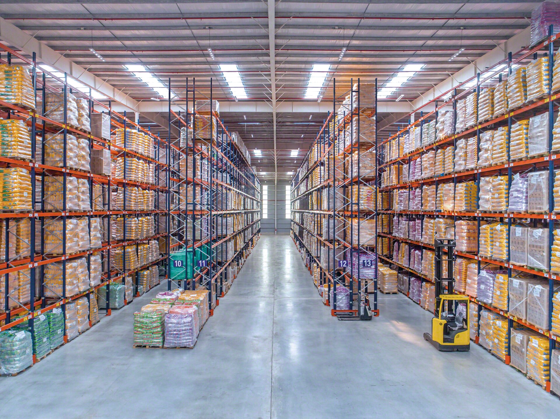 In conventionele hoge magazijnen zijn reachtrucks nodig voor de handling van goederen