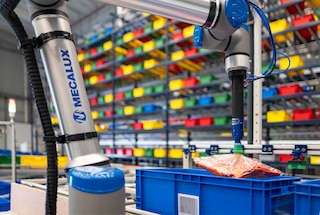 Le robot de picking industriel peut manipuler des vêtements ensachés dans le secteur du textile