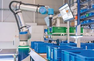 Le robot de picking extrait les articles d’un bac puis les dépose dans un autre en toute autonomie