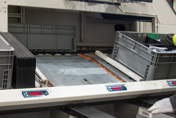 Les bacs retournent automatiquement dans le magasin