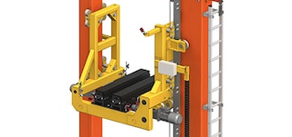 La nacelle de levage du transstockeur déplace verticalement les charges