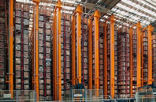 Les transstockeurs permettent une exploitation optimale de la surface de l’entrepôt Les transstockeurs permettent une exploitation optimale de la surface de l’entrepôt