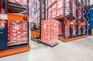 De breedte van het gangpad varieert afhankelijk van het type vorkheftruck dat wordt gebruikt