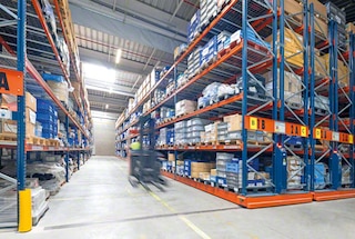 Verrijdbare palletstellingen voor magazijnen bieden een hoge capaciteit en directe toegang tot de goederen Verrijdbare palletstellingen voor magazijnen bieden een hoge capaciteit en directe toegang tot de goederen